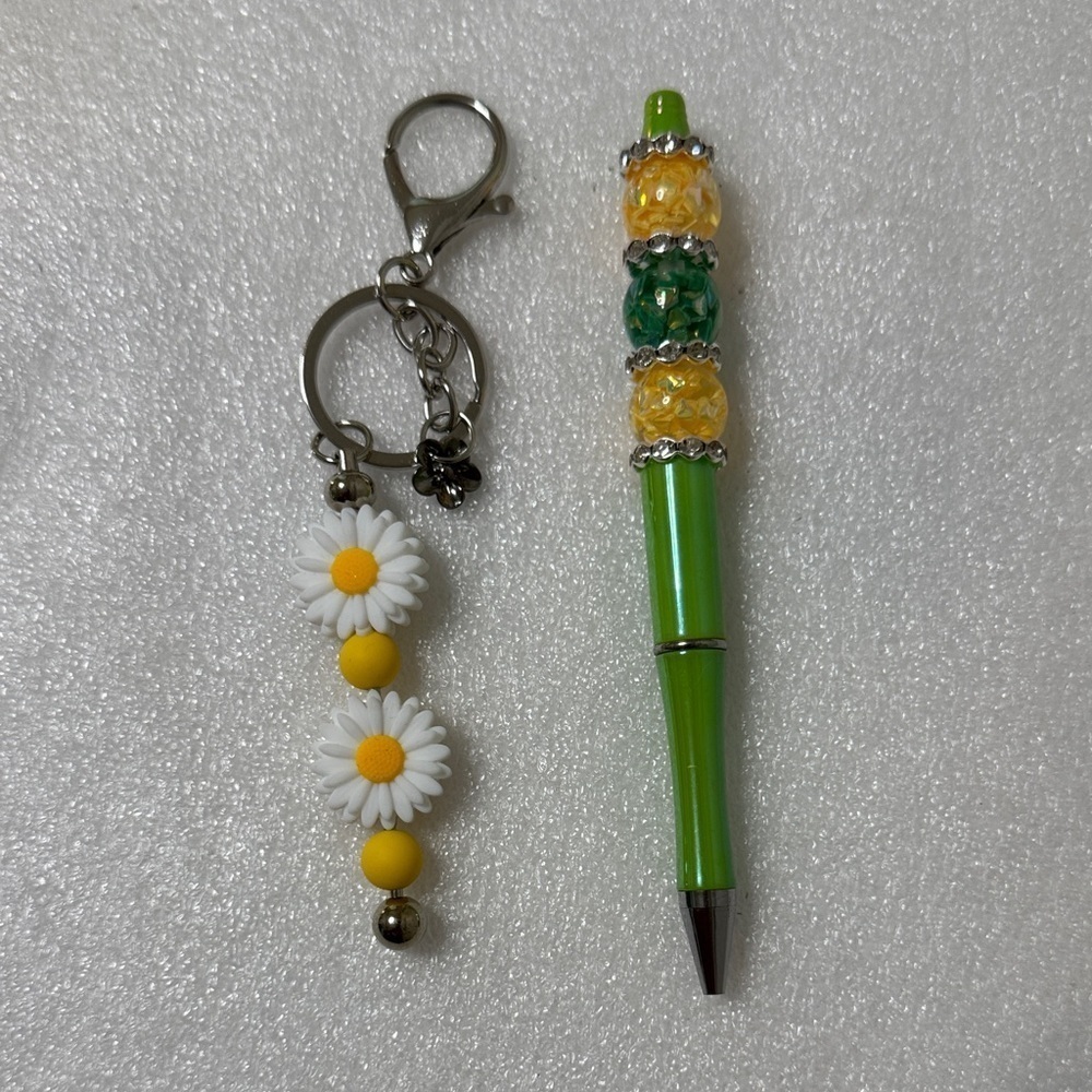🌼 Daisy Charm Keychain & Beaded Pen Set – 4 Refills Included! - Picture 3 of 8